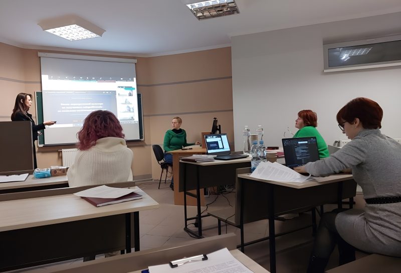 Студент під час захисту магістерської роботи зі спеціалізації «Реабілітаційна психологія» в аудиторії КІБіТ