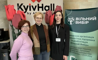Завідувач кафедри психології КІБіТ Юлія Лановенко, викладач кафедри Аліна Шафорост і студентка Маргарита Ізваріна на заході ГО «Вільний вибір»