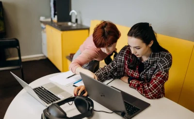Студентка спеціальності «Психологія» проводить дослідження із використанням VR-технологій у КІБіТ