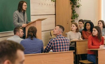 Студент на захисті магістерських робіт з економіки