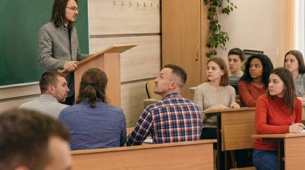 Студент на захисті магістерських робіт з економіки